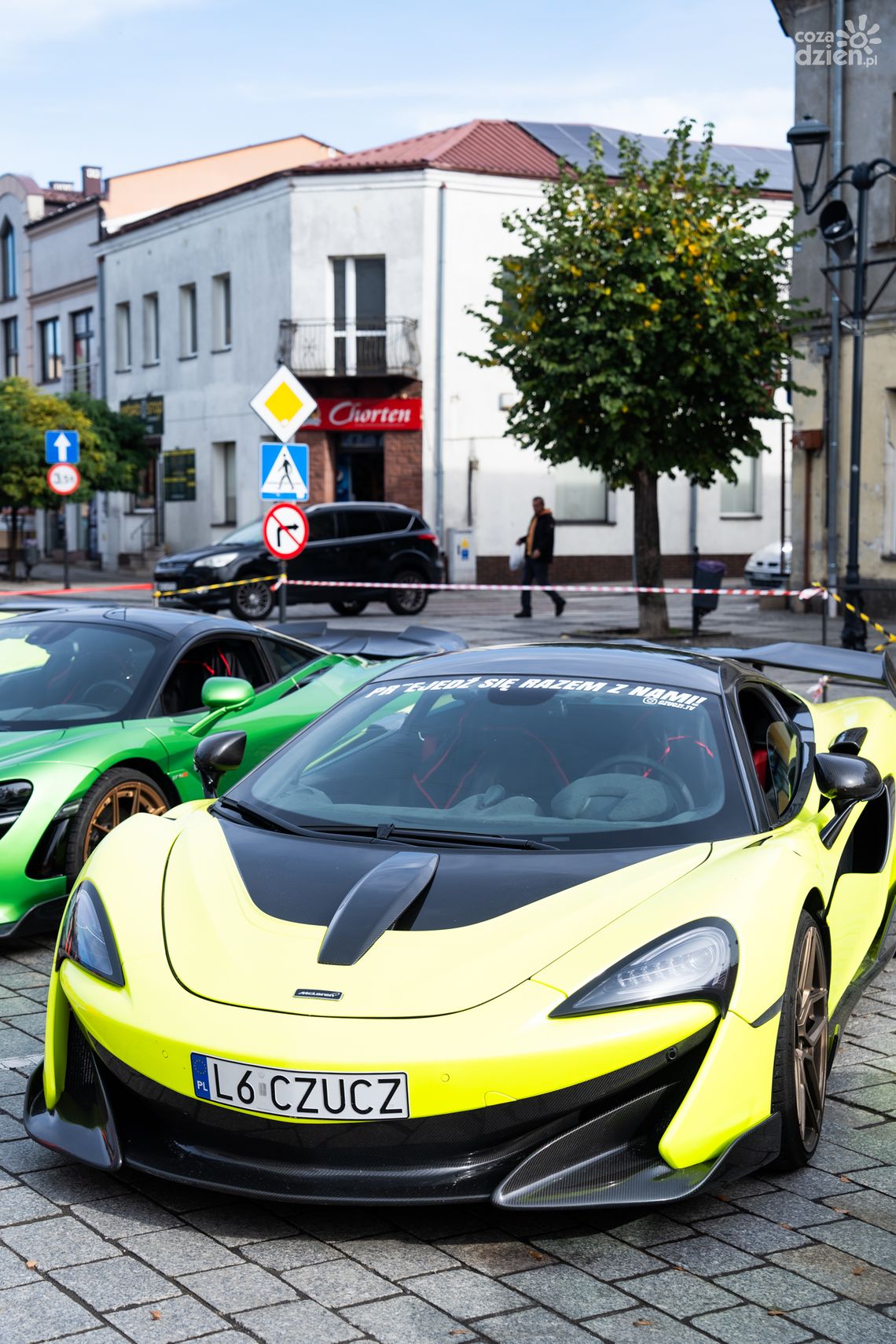 W Szydłowcu, jak w Monte Carlo. Ferrari i Lamborghini na rynku W Szydłowcu, jak w Monte Carlo. Ferrari i Lamborghini na rynku