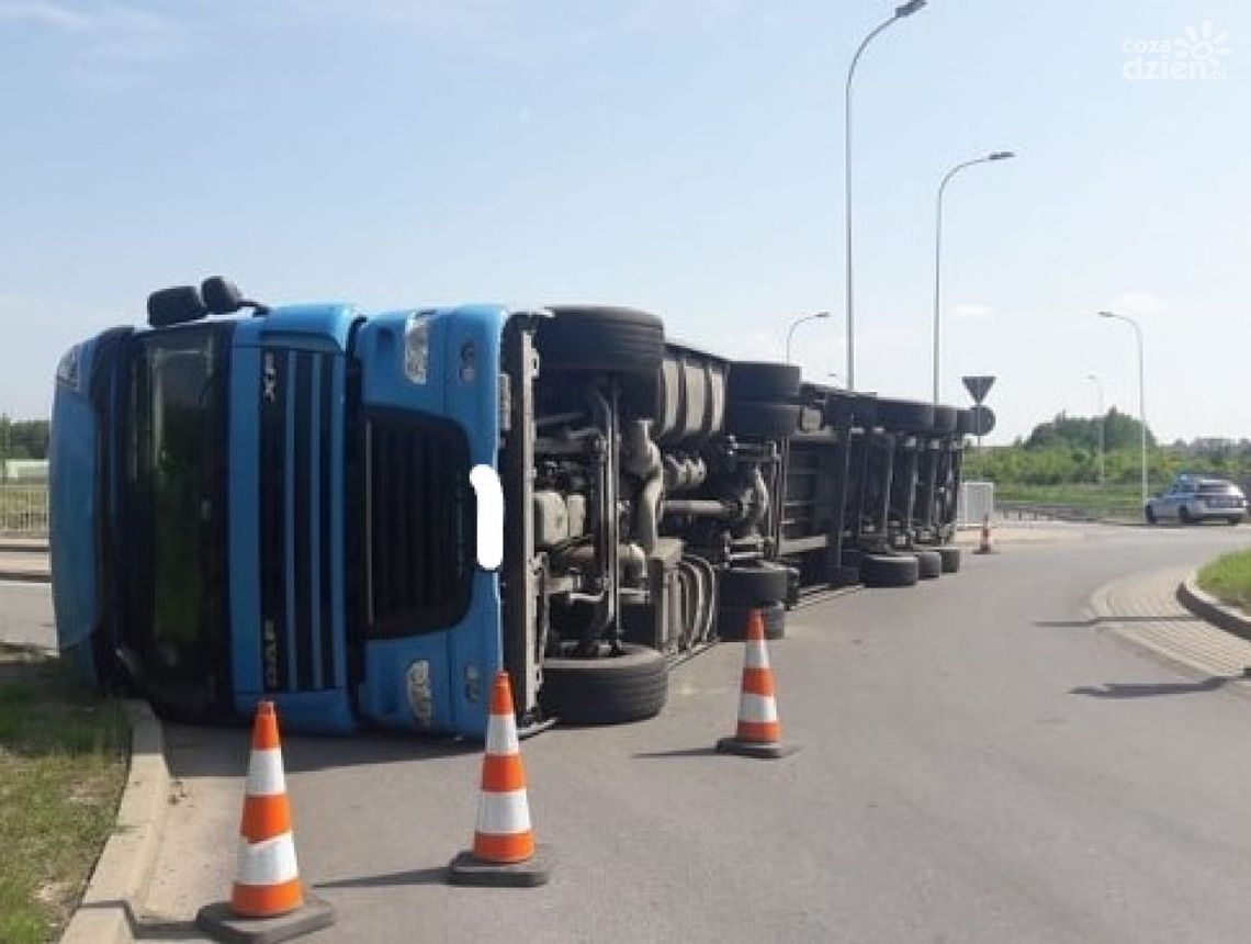 W Szydłowcu przewróciła się ciężarówka ze szkłem 