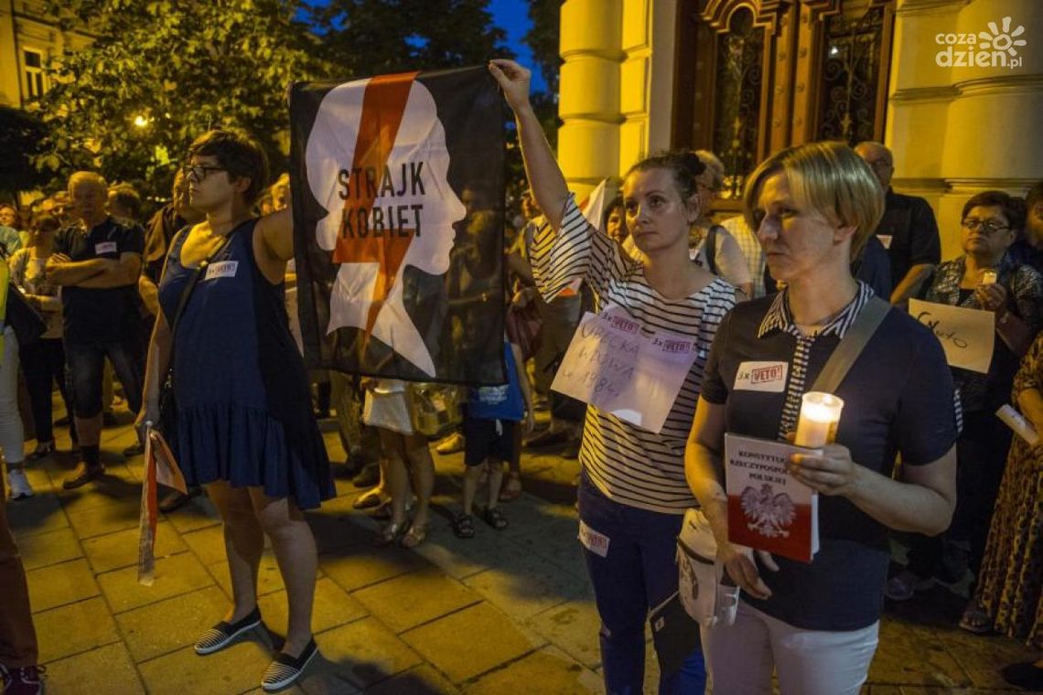 W związku z podpisem idą przed PiS