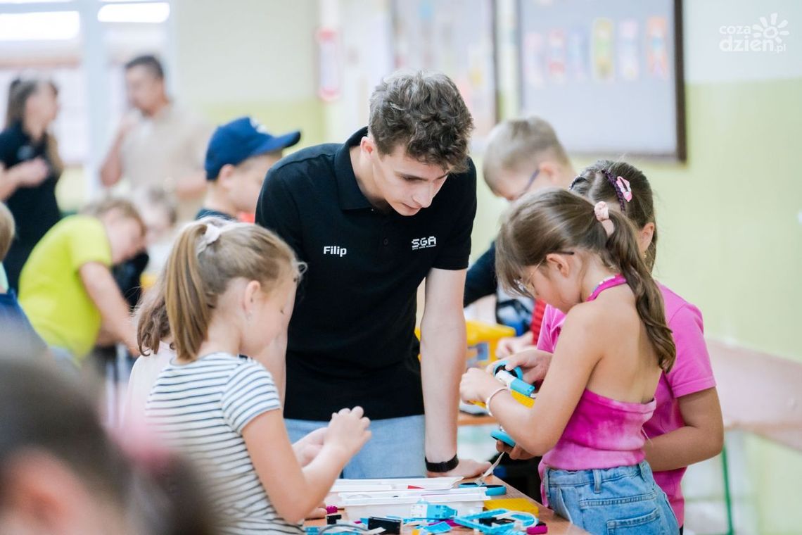 "Wakacje z robotyką". Warsztaty LEGO dla dzieci z radomskich szkół "Wakacje z robotyką". Warsztaty LEGO dla dzieci z radomskich szkół