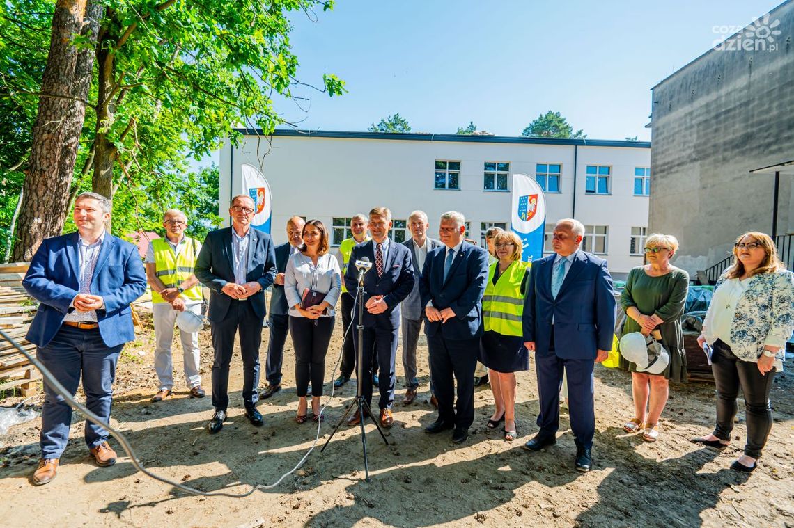 Waldemar Trelka wizytował plac budowy szpitala i remont ulic w Pionkach