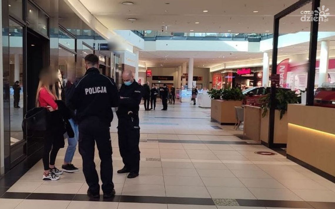Walka z COVID-19. Policjanci sprawdzają czy nosimy maseczki w przestrzeniach zamkniętych