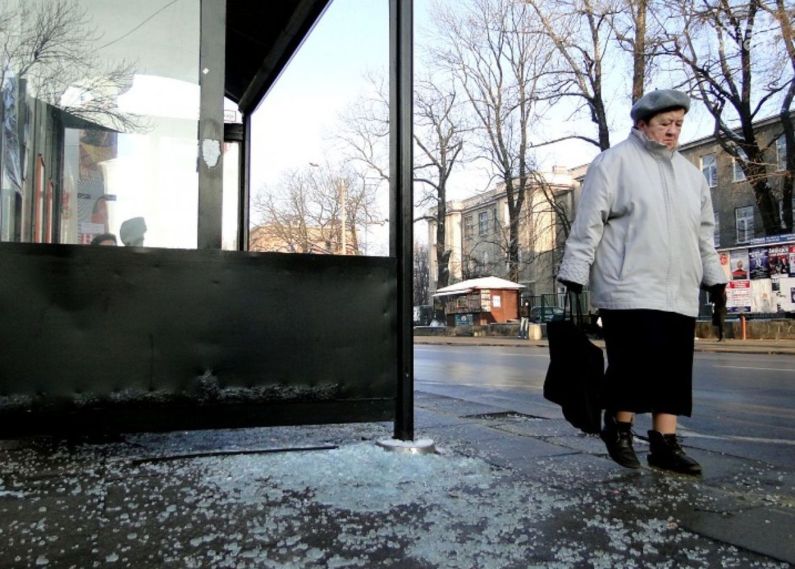 Wandale niszczą przystanki. Tym razem na Żółkiewskiego