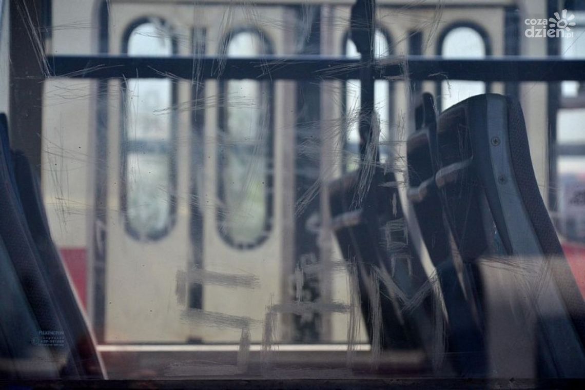 Wandale notorycznie niszczą autobusy!