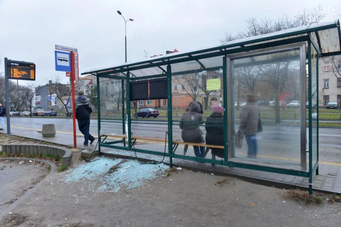 Wandale wybili w tym roku 130 przystankowych szyb