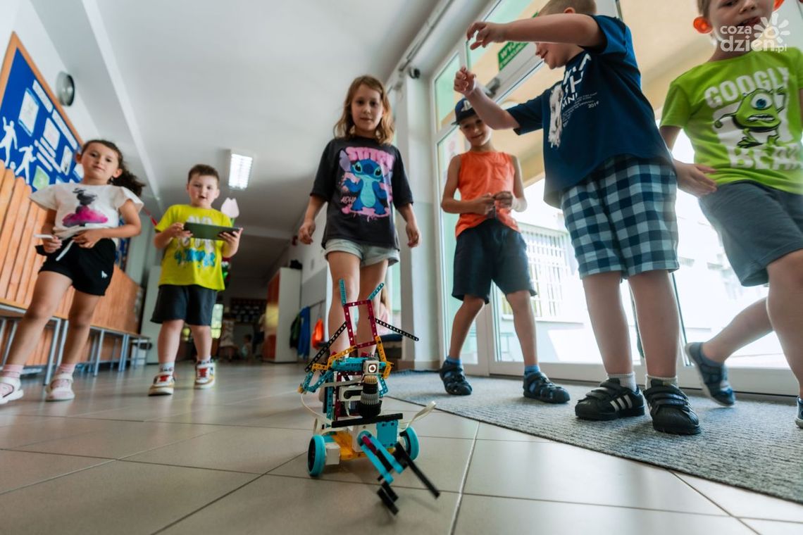"Warsztaty z robotyką". Uczniowie budują roboty z klocków 