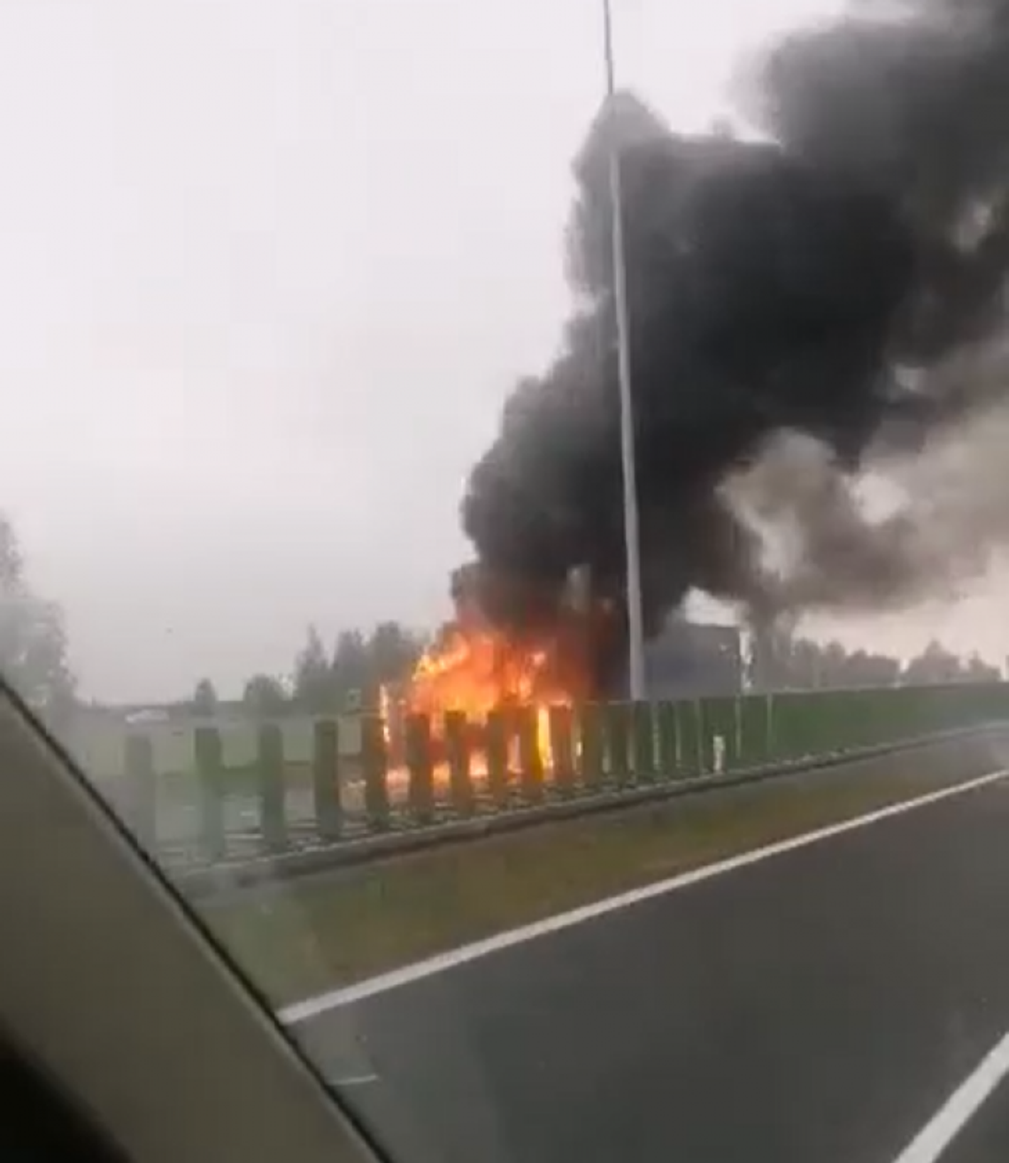 WIDEO. Pożar tira na S7