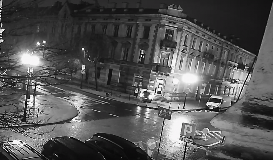 WIDEO. Wjechała w kamienicę przy ul. Piłsudskiego WIDEO. Wjechała w kamienicę przy ul. Piłsudskiego