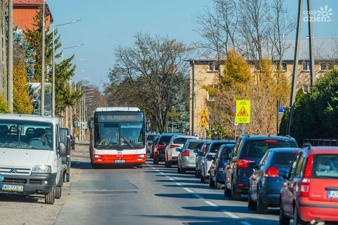Większy ruch w rejonie cmentarza. Będą objazdy dla autobusów