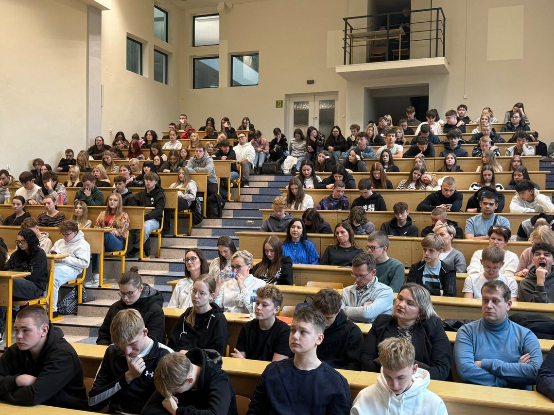 Wielka Oksfordzka Debata Konstytucyjna na WPiA: młodzież zmierzyła się na argumenty Wielka Oksfordzka Debata Konstytucyjna na WPiA: młodzież zmierzyła się na argumenty