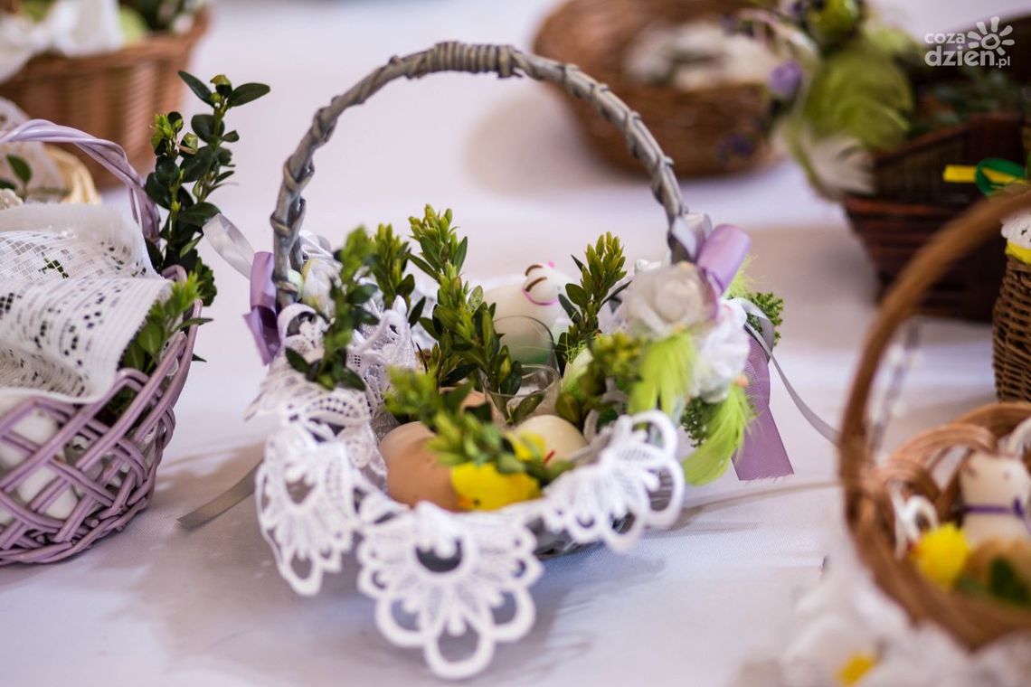 Wielkanoc. Święcenie pokarmów przed kościołami Wielkanoc. Święcenie pokarmów przed kościołami