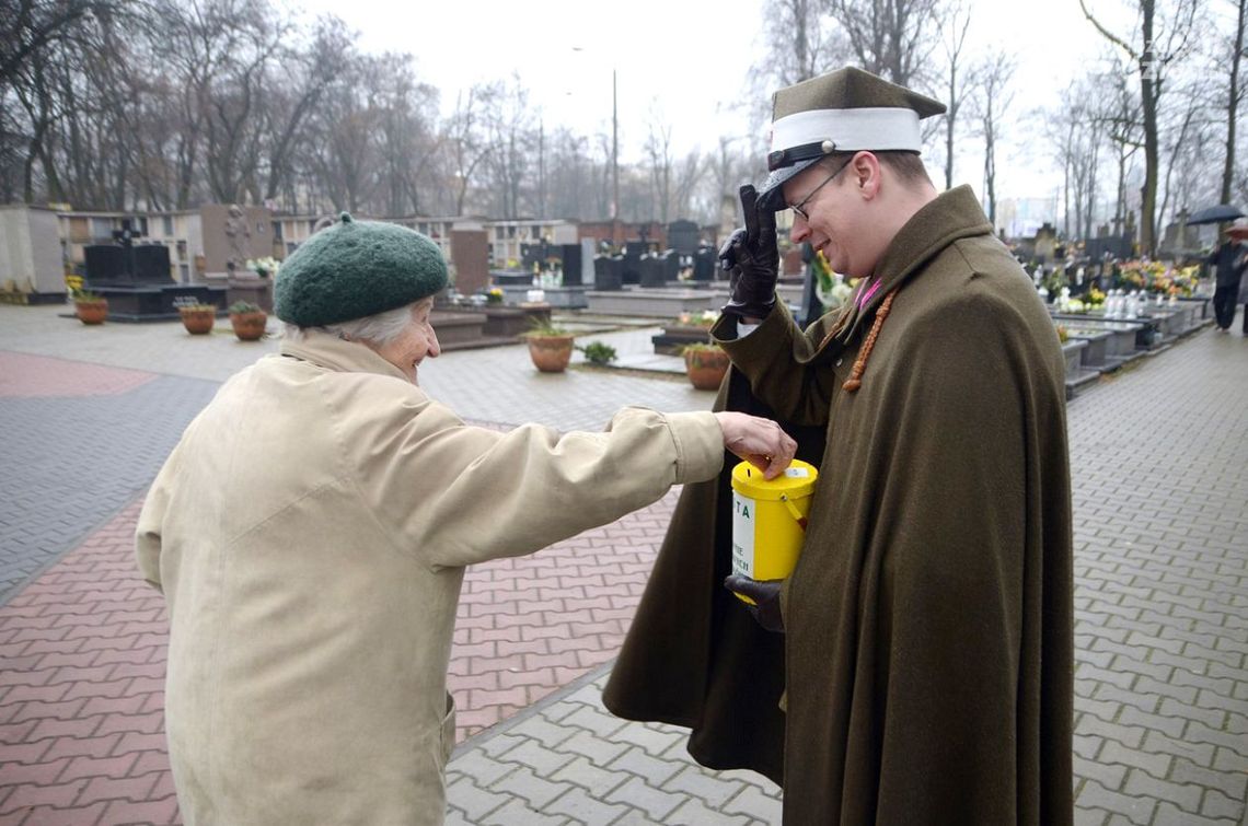 Wielkanocna kwesta na cmentarzu