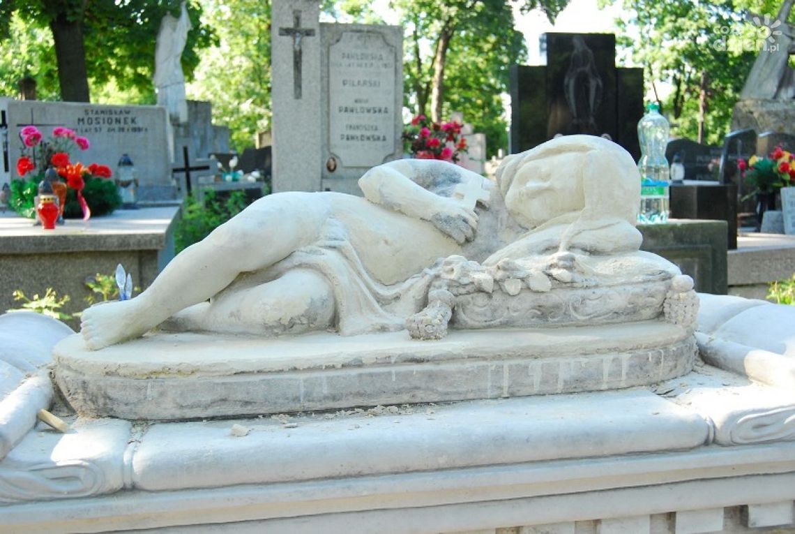 Wielkanocna kwesta na cmentarzu