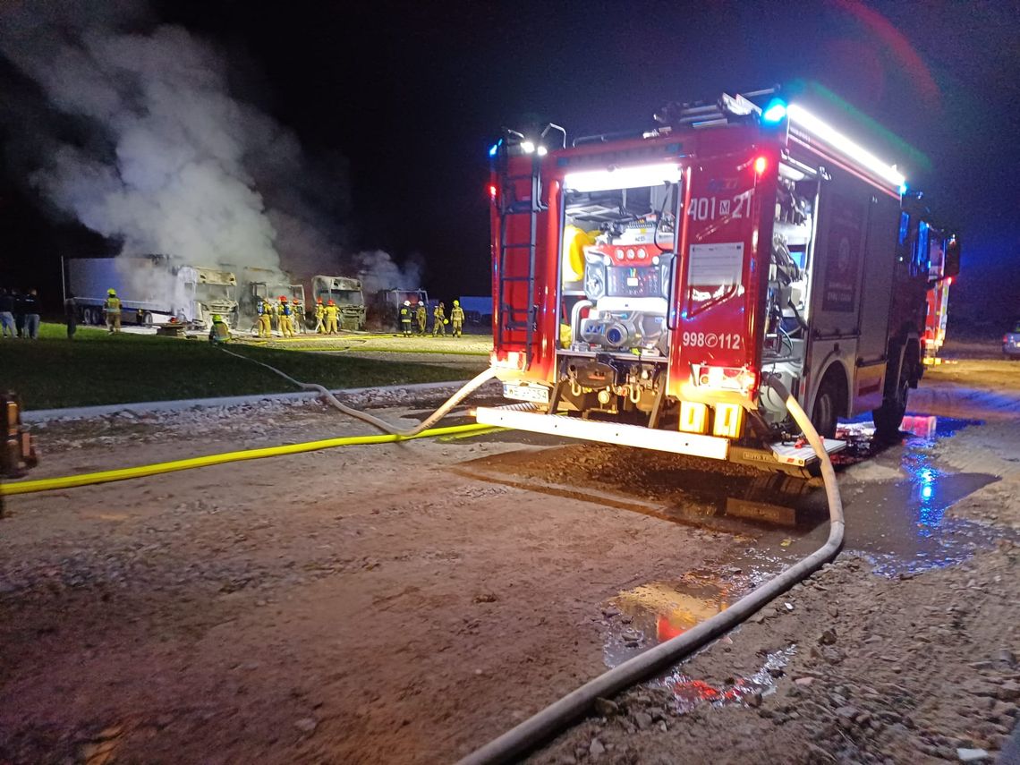 Wielki pożar ciężarówek. Kolosy płonęły jak pochodnie Wielki pożar ciężarówek. Kolosy płonęły jak pochodnie