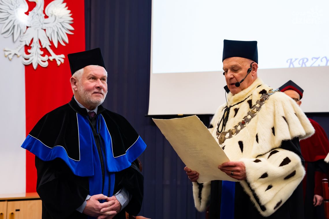 Profesor Krzysztof Jajuga z tytułem doktora honoris causa Uniwersytetu Radomskiego. Wielkie wyróżnienie dla wybitnego naukowca Profesor Krzysztof Jajuga z tytułem doktora honoris causa Uniwersytetu Radomskiego. Wielkie wyróżnienie dla wybitnego naukowca