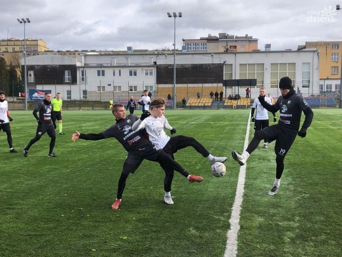 Wietrzny sparing Broni Radom z Chełmianką dla drużyny gości
