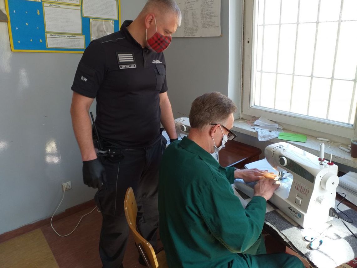 Więźniowie szyją maseczki