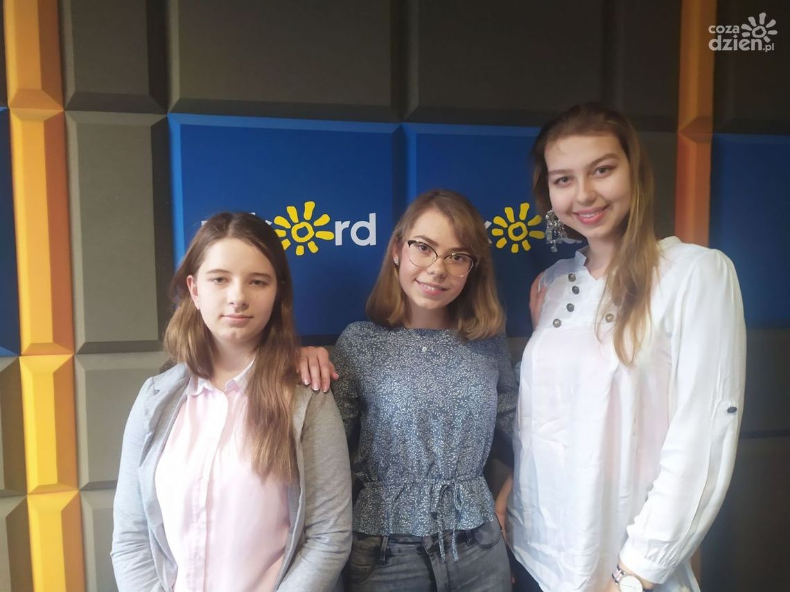 Wiktoria Trynkos, Magdalena Czubak i Asia Jaroszek - Rozmowa w studiu lokalnym Radia Rekord Wiktoria Trynkos, Magdalena Czubak i Asia Jaroszek - Rozmowa w studiu lokalnym Radia Rekord