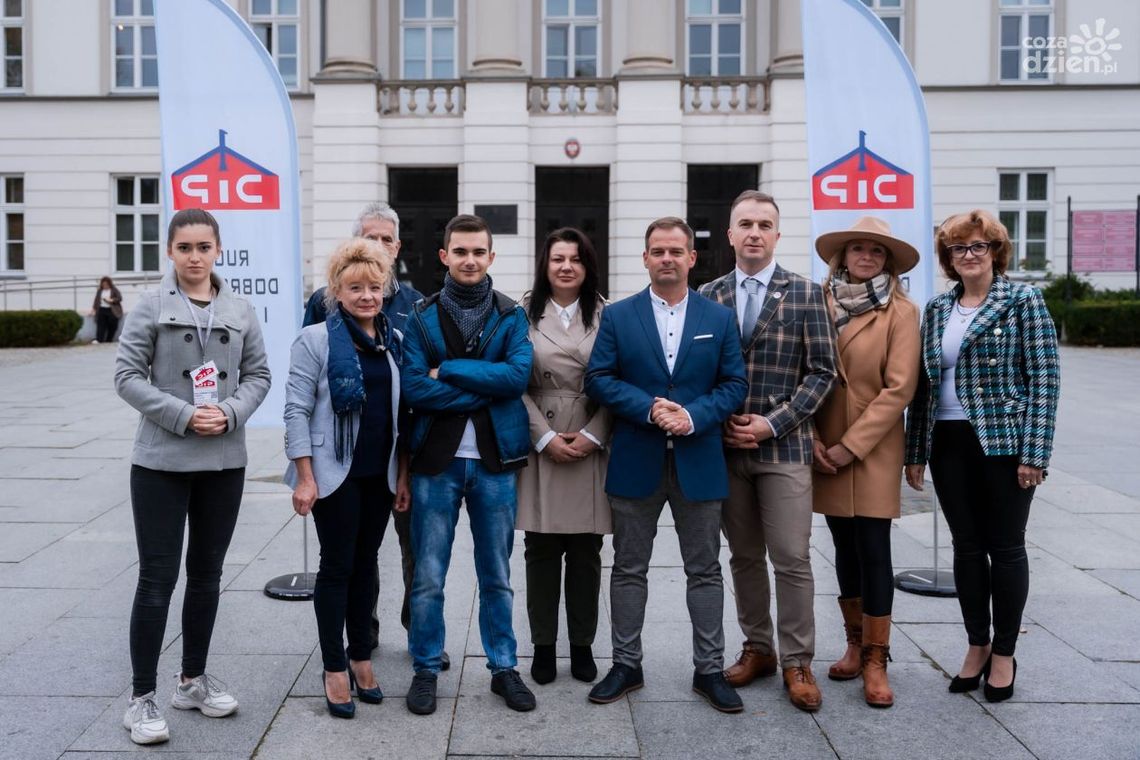 "Willa z basenem dla każdego!" Ruch Dobrobytu i Pokoju zaprezentował kandydatów do sejmu