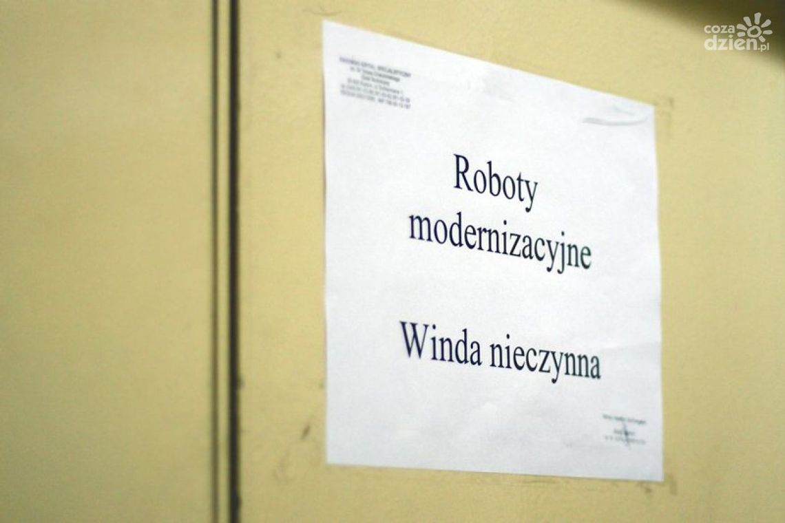 Winda nieczynna. Pacjentów przenoszą po schodach