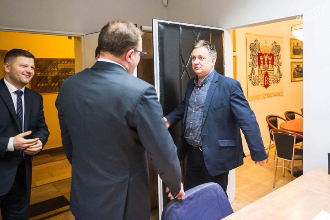 Witkowski puka do Wójcika Witkowski puka do Wójcika