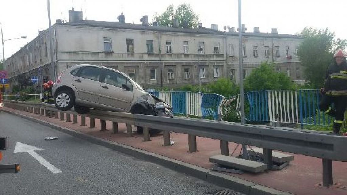 Wjechał w barierki na Warszawskiej.