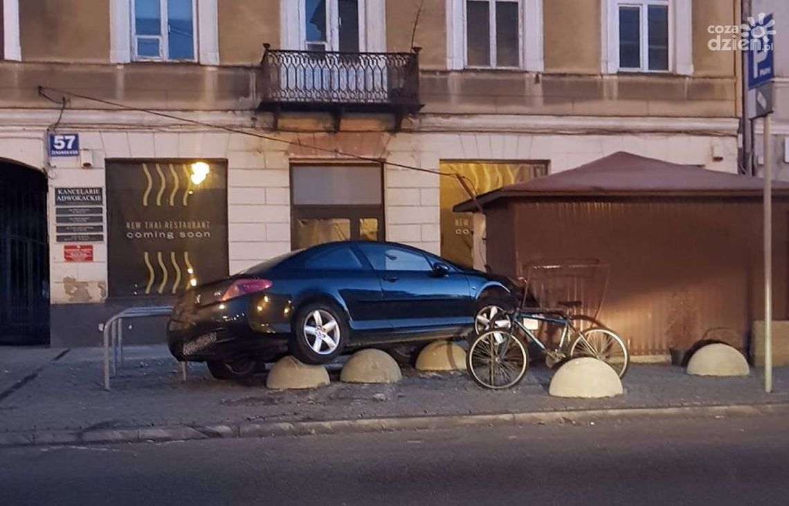 Wjechał w kiosk na Żeromskiego