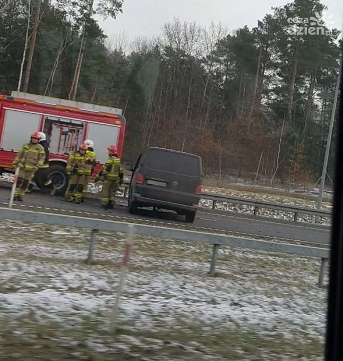 Wjechał w naczepę i uderzył w barierki na S7 Wjechał w naczepę i uderzył w barierki na S7