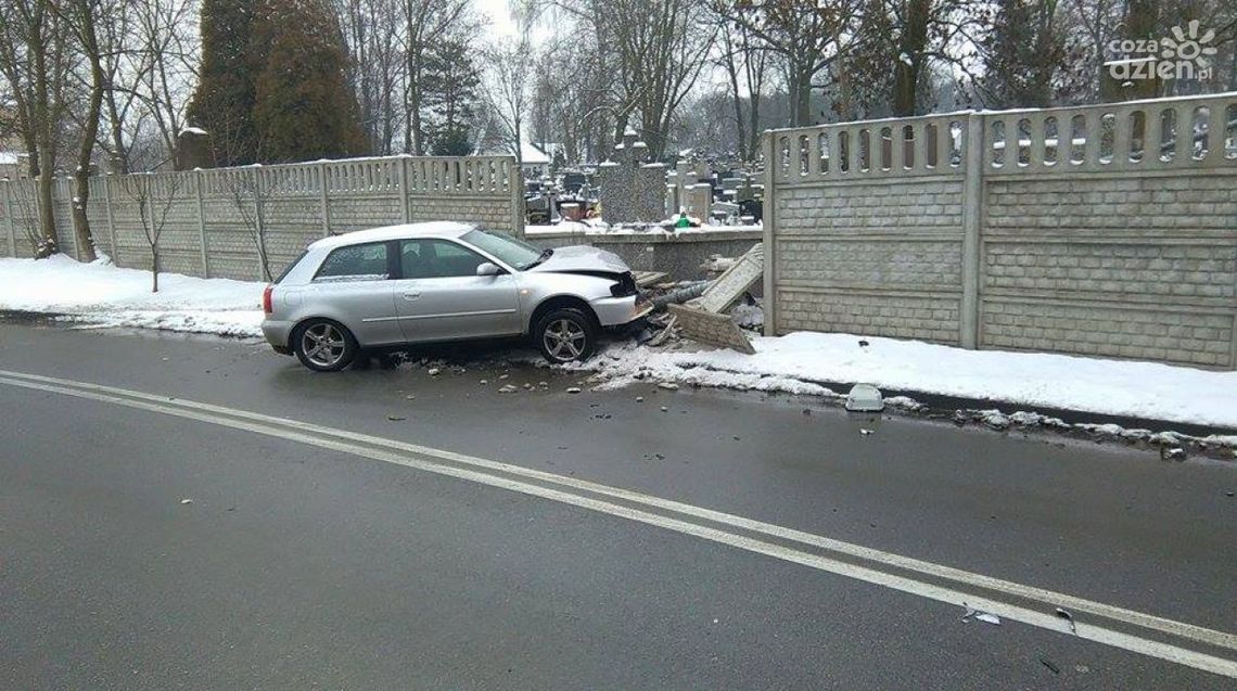 Wjechał w ogrodzenie cmentarza