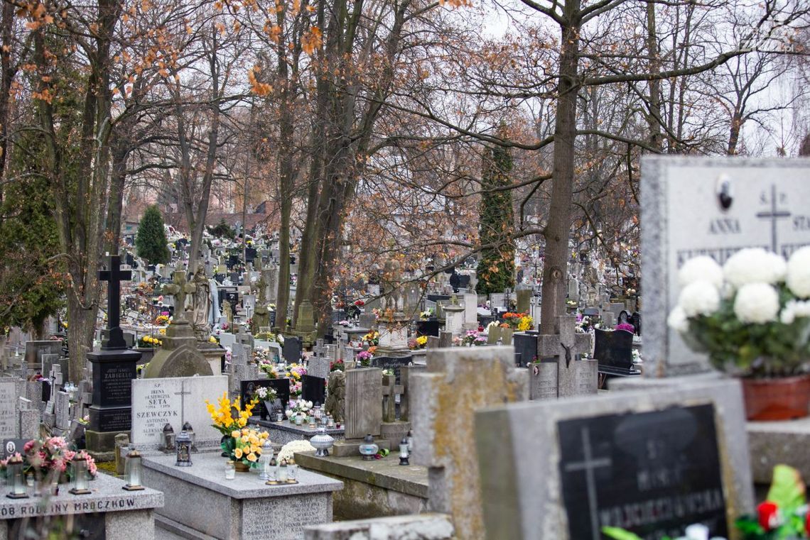 Wjechał w ogrodzenie, nagrobki i zbiegł 