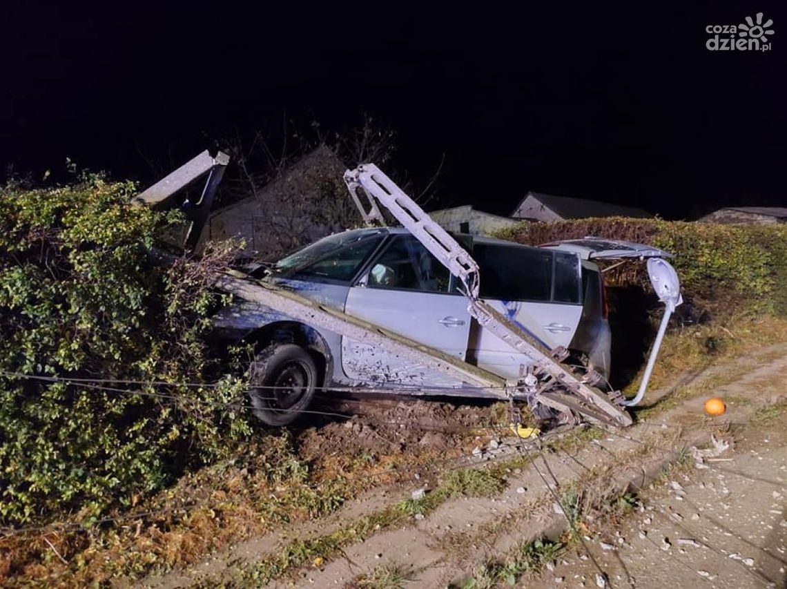 Wjechał w słup i ogrodzenie. Zostawił auto i uciekł