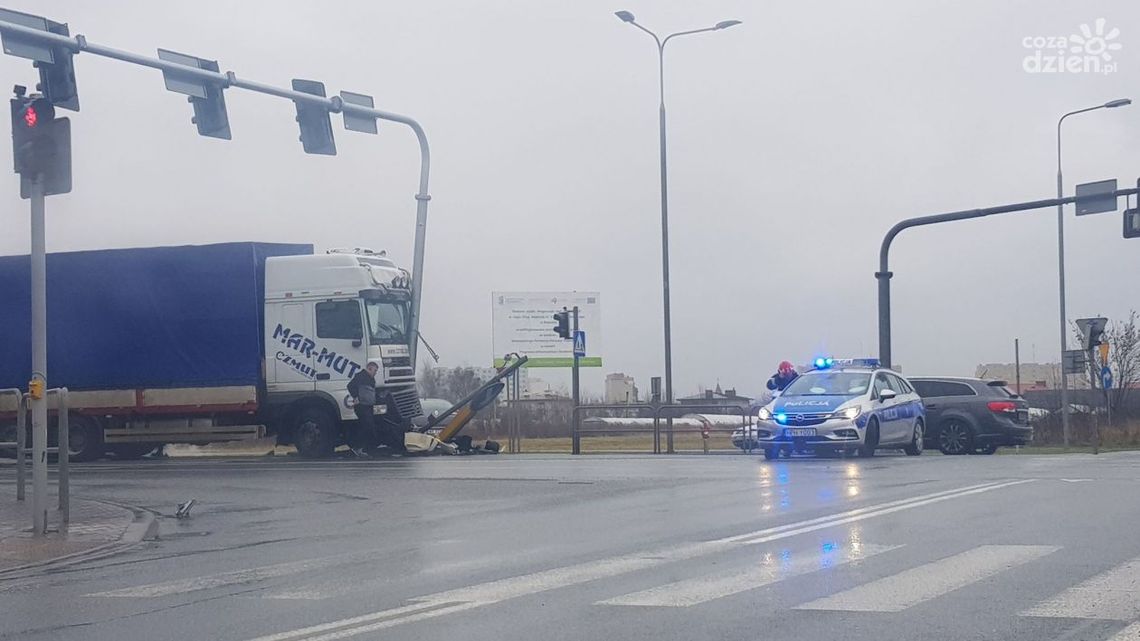 Wjechał w sygnalizację