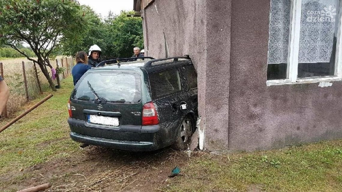 Wjechała w dom. "Winna" torebka