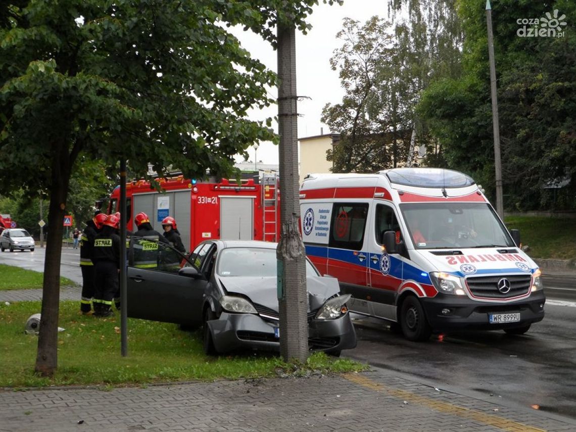 Wjechała w słup na Narutowicza
