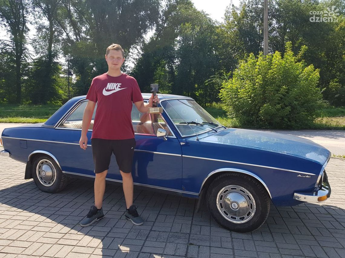 Właściciele zabytkowego AUDI w studiu lokalnym Radia Rekord