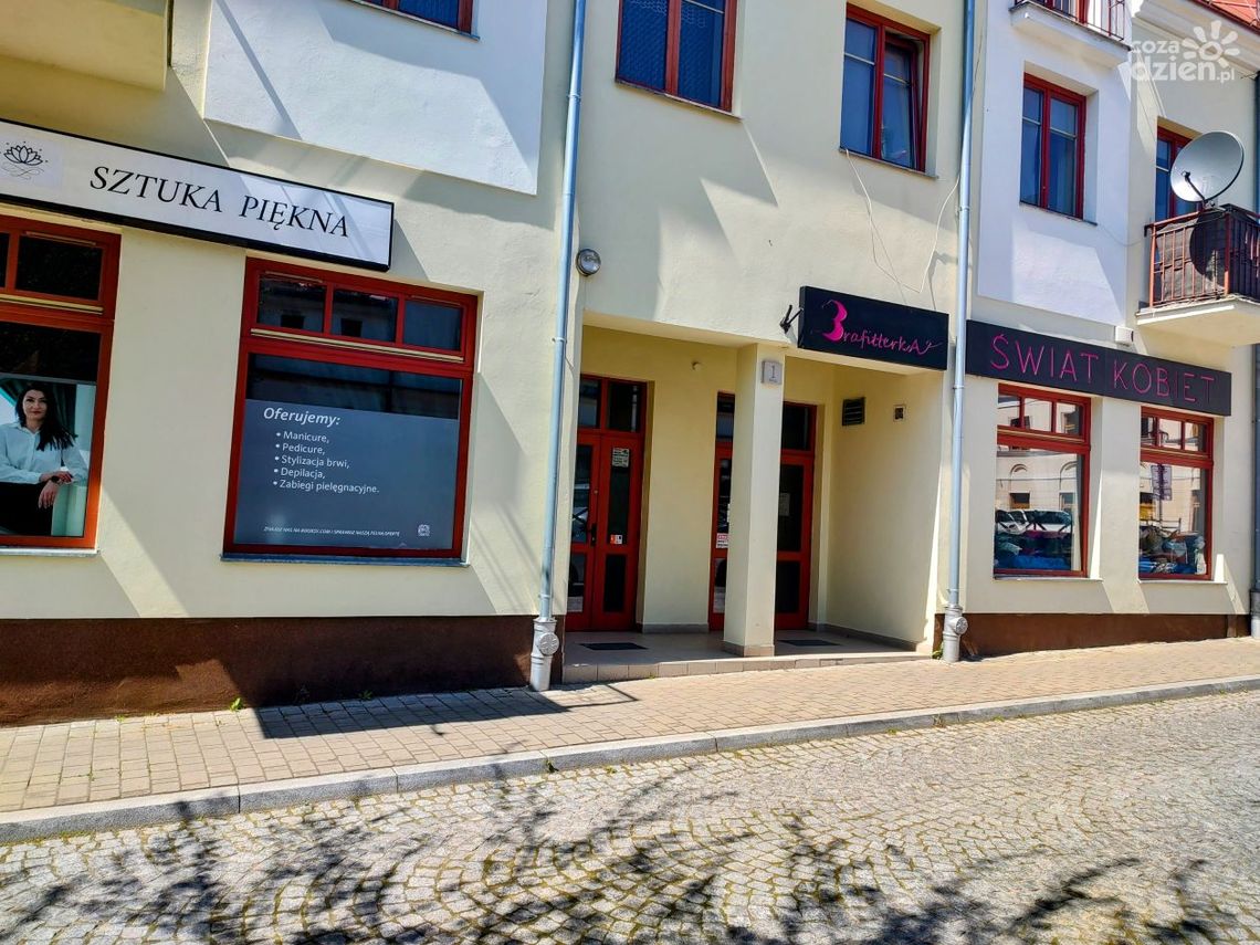 Właścicielki bezradne. Nieznany sprawca oblewa ich lokale śmierdzącą substancją