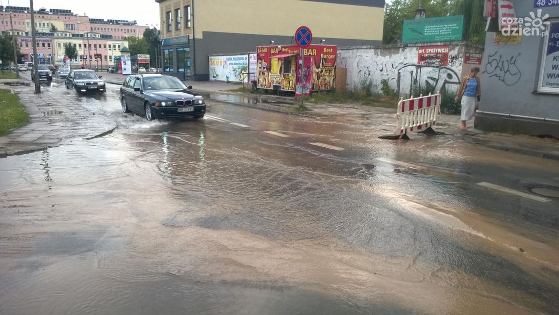 Woda się leje. Awaria przy Lekarskiej.