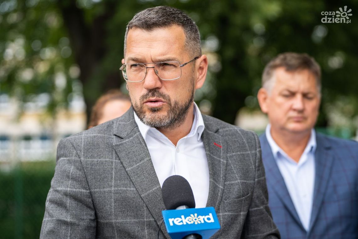 Wojewoda mazowiecki podjął decyzję w sprawie mandatu radnego Łukasza Podlewskiego