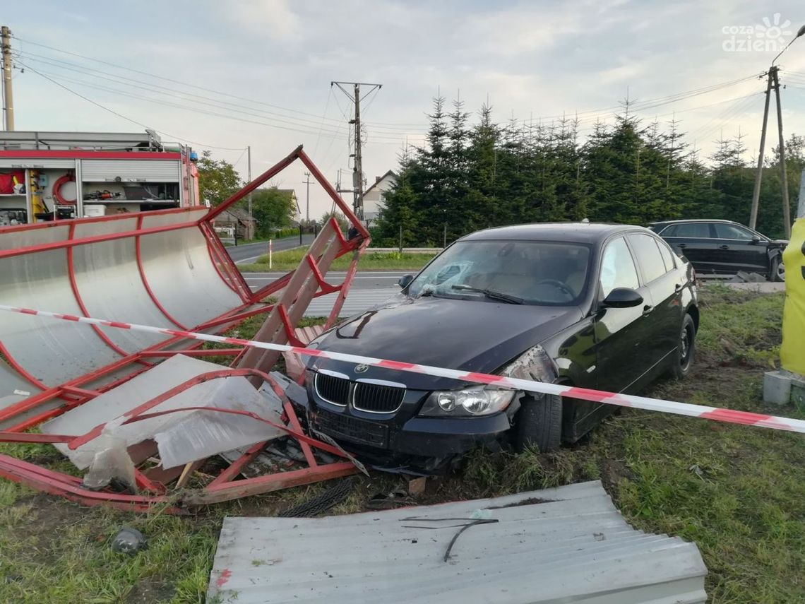 Wolanów. Staranował autem wiatę przystankową