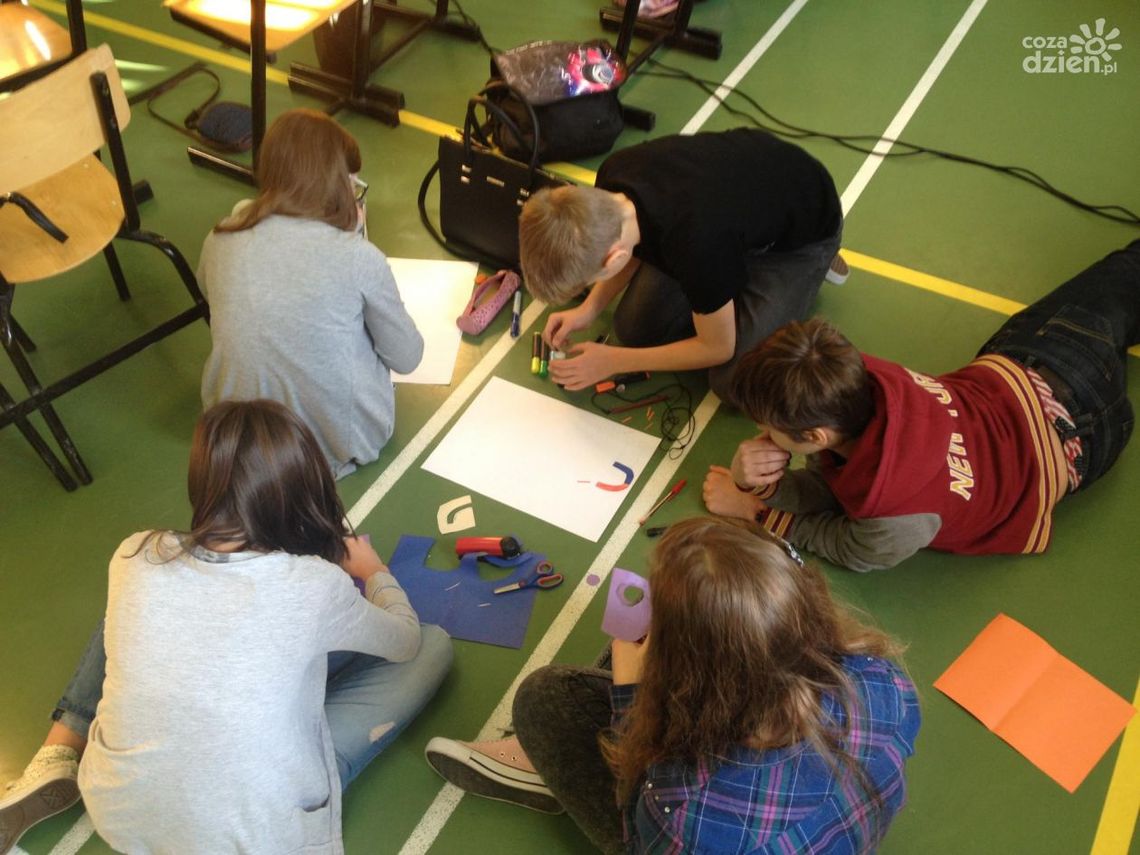 Wolontariusze z Peru i Łotwy w PG 13