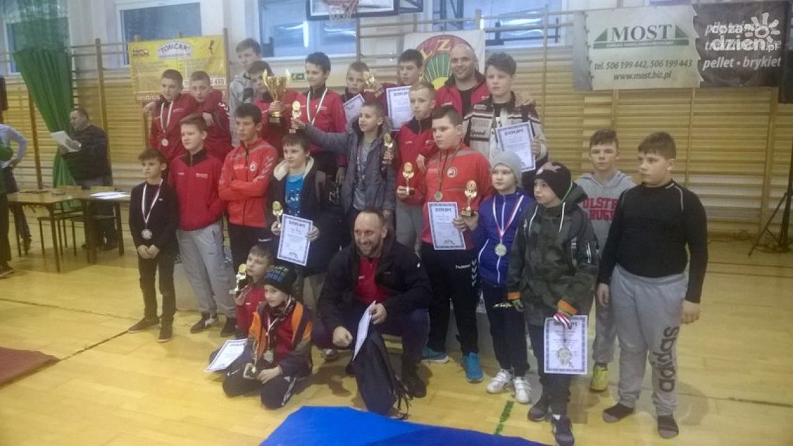 Worek medali młodych zapaśników Worek medali młodych zapaśników