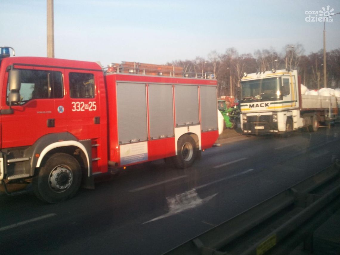 Worki z saletrą wypadły z ciężarówki. Były korki