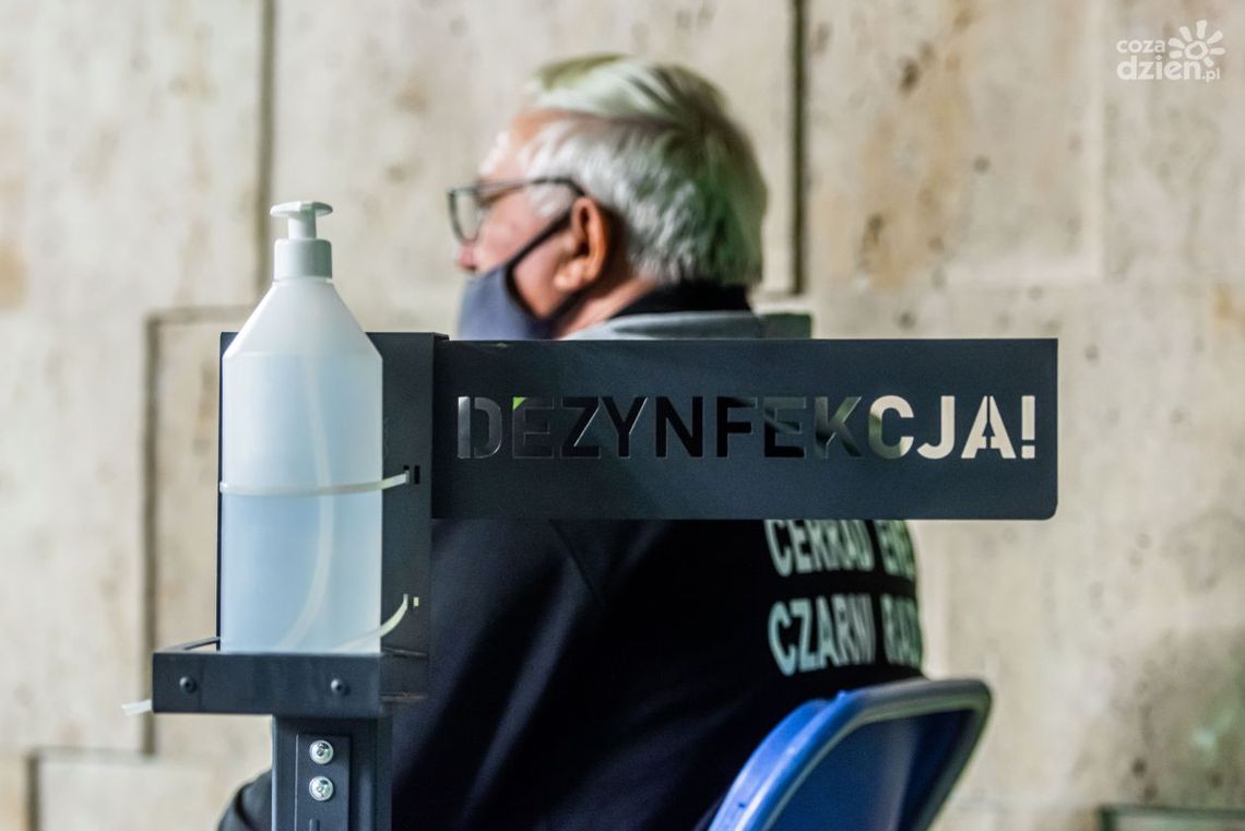 Wracają obostrzenia. Zaszczepieni nie wliczają się do limitu