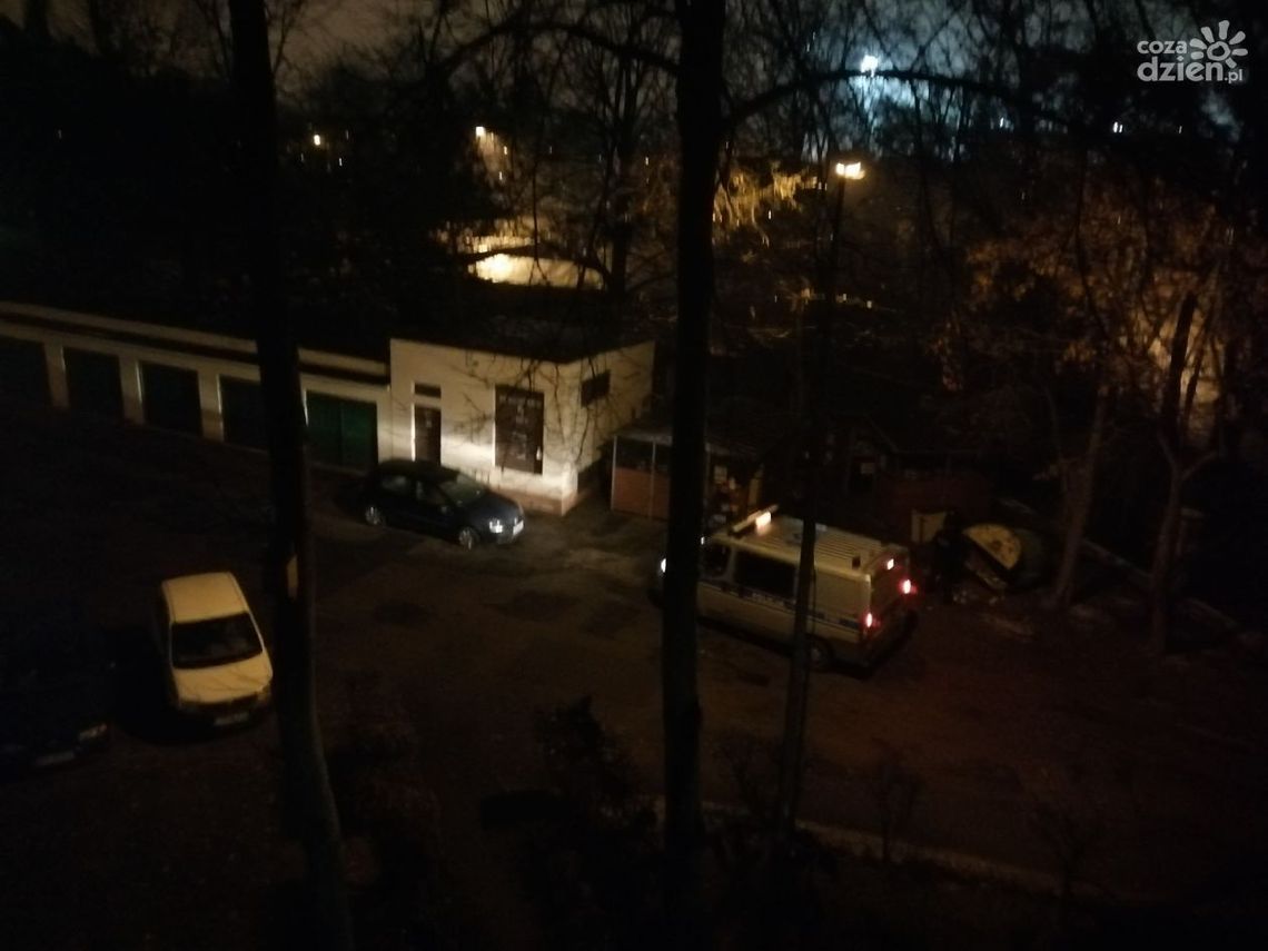 Wszedł do pojemnika na szkło. Nie mógł wyjść Wszedł do pojemnika na szkło. Nie mógł wyjść