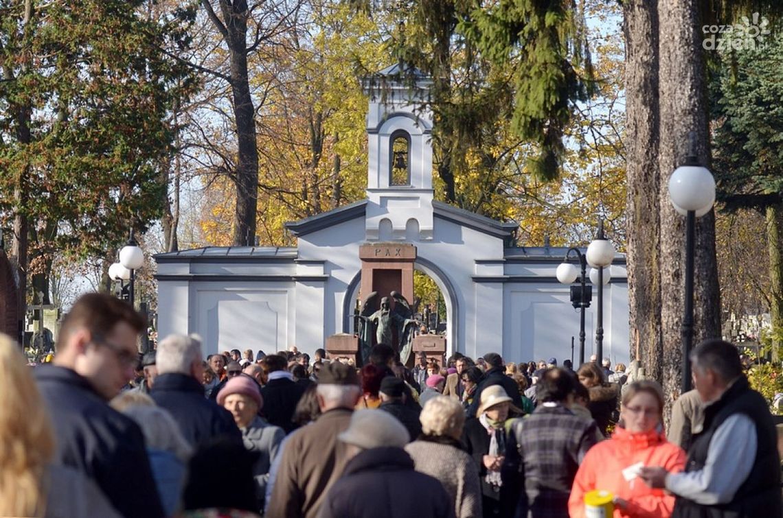 Wszystkich Świętych. Uroczystości na cmentarzach