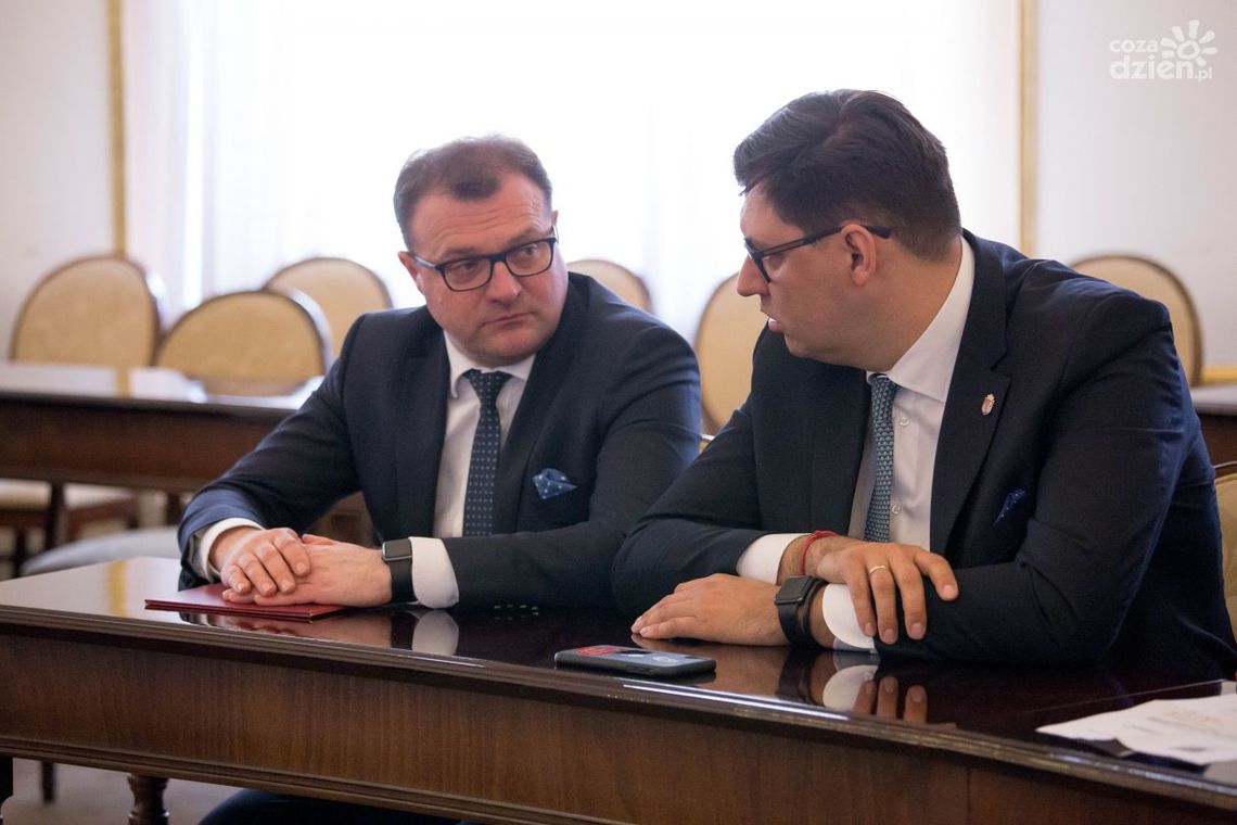 Wszystko jasne! Wiemy, co z przedwyborczą debatą Konrada Frysztaka z Radosławem Witkowskim Wszystko jasne! Wiemy, co z przedwyborczą debatą Konrada Frysztaka z Radosławem Witkowskim