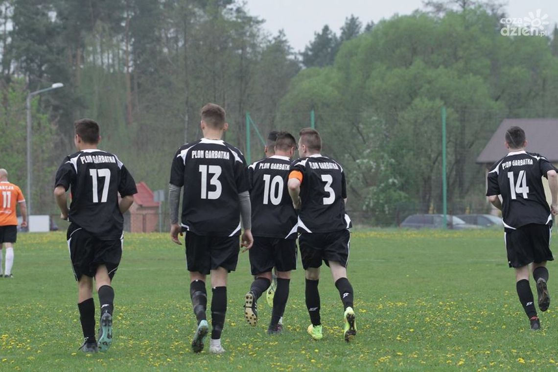 Wybita szyba, bójka i grożenie sędziemu. Skandaliczny mecz w Klasie A