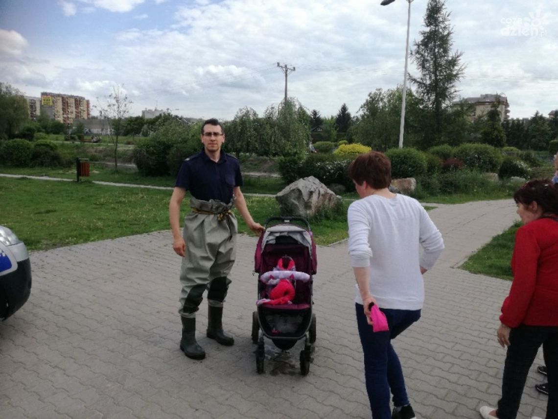 Wyciągnęli wózek z oczka wodnego