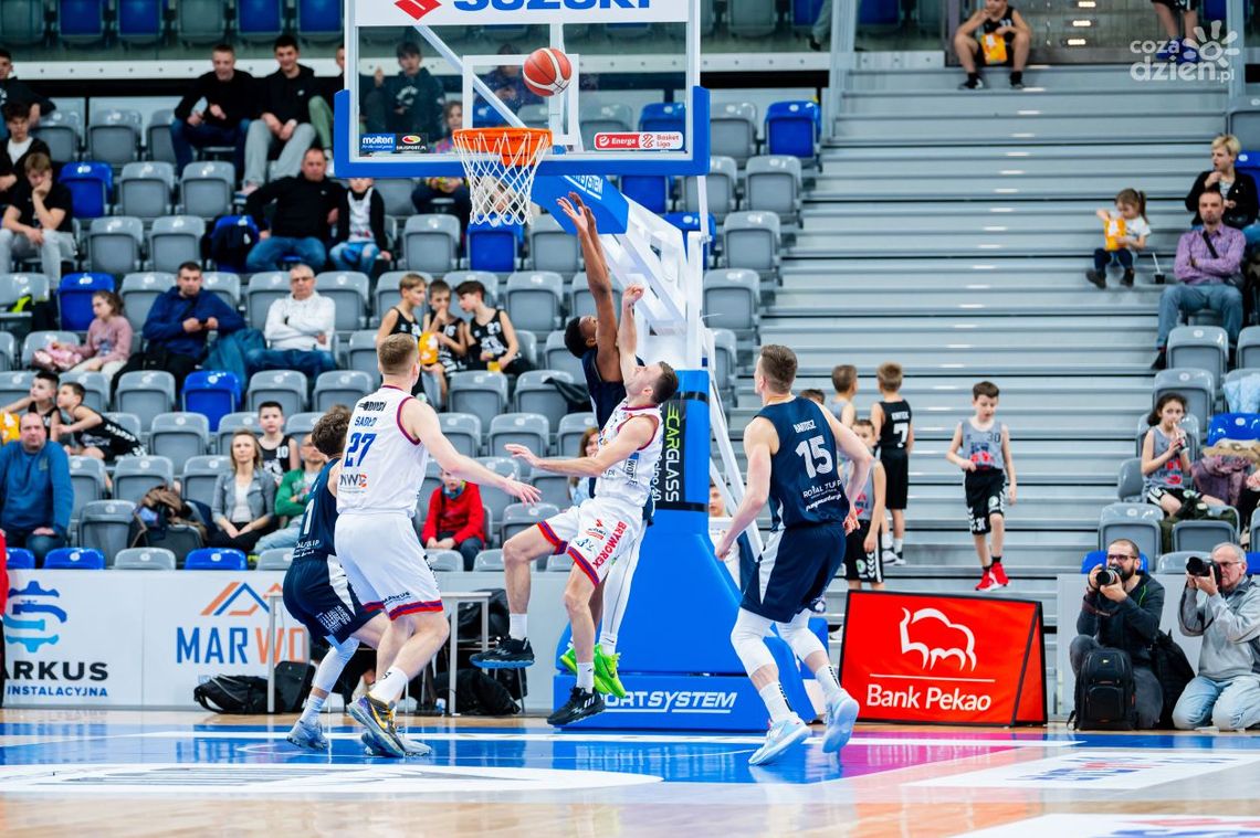 Wygrać po raz trzeci. Rywalizacja koszykarzy przenosi się do Kołobrzegu