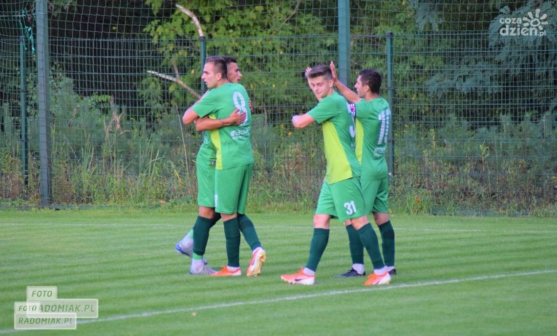Wygrane rezerw Radomiaka, Pilicy i Oskara, remis KS Warka na inaugrację czwartej ligi. 